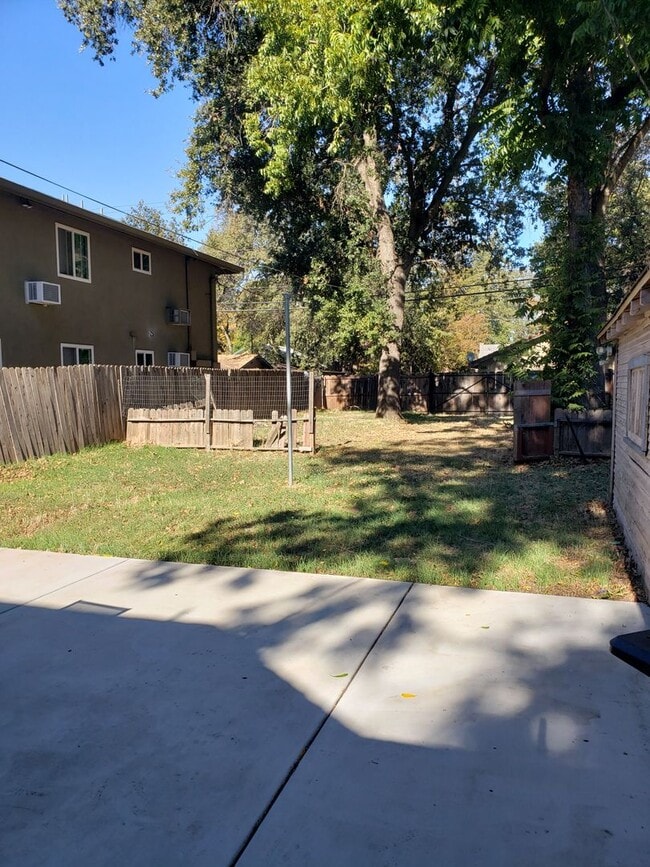 Building Photo - ROOMMATE ADDITION (1) -PLEASE CONTACT ISAB...