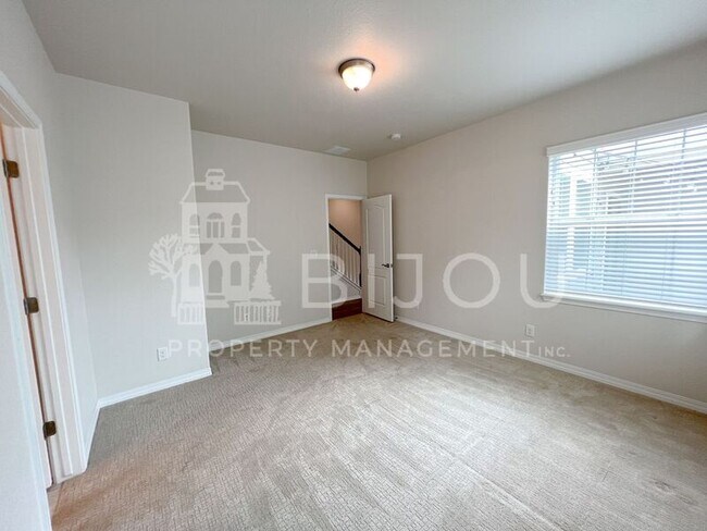 Building Photo - 1167 Solitaire St