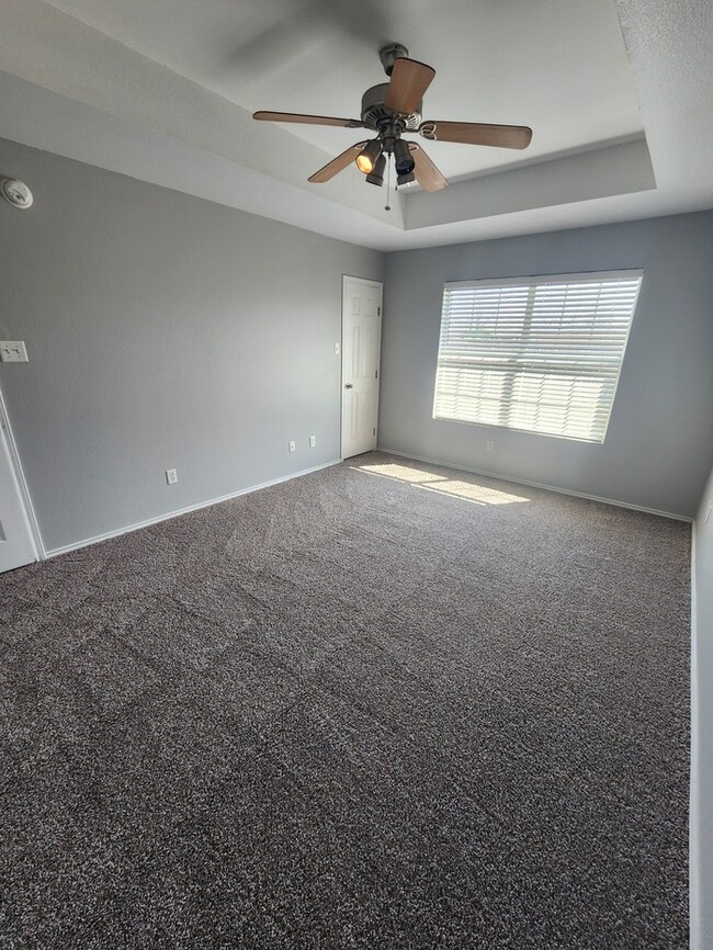 Building Photo - 3 bed 2 bath home, 1 car garage