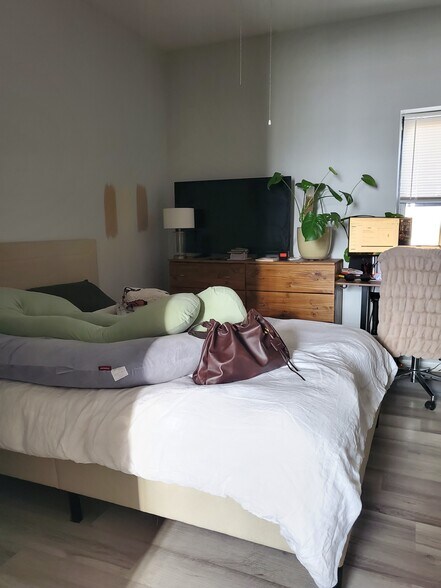 Building Photo - 2509 W Augusta Blvd