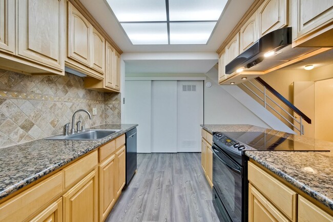 Building Photo - Lovely and Spacious 2BR 2.5BA Condo in Gre...