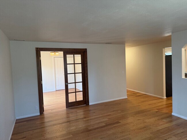 Building Photo - Updated 3-bedroom, 2-bathroom house in desirable Thurston neighborhood!