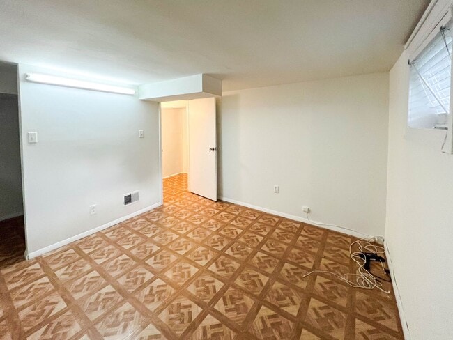Building Photo - 50's Rambler with 5 BR & 3 BA in One of th...