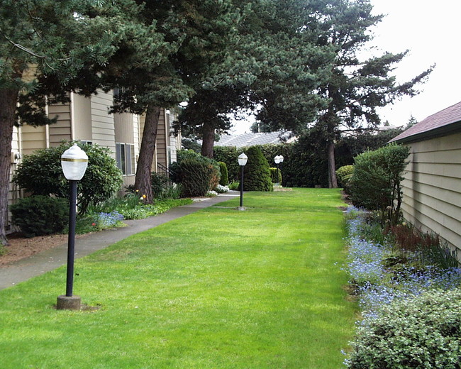 Building Photo - Evergreen Estates