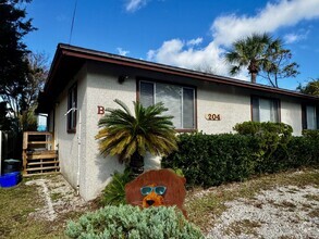 Building Photo - Charming 1 Bedroom Island Duplex