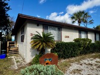 Building Photo - Charming 1 Bedroom Island Duplex