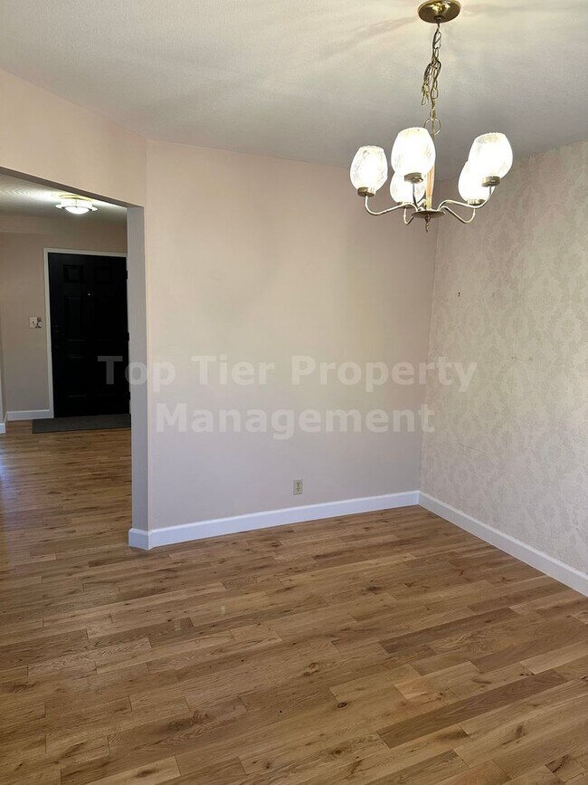 Building Photo - Beautiful 5 Bed, 2 Bath, 2,066 Sqft Pleasa...