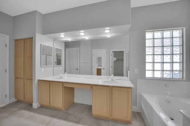 Building Photo - Spacious 4-bedroom, 3-car garage home feat...