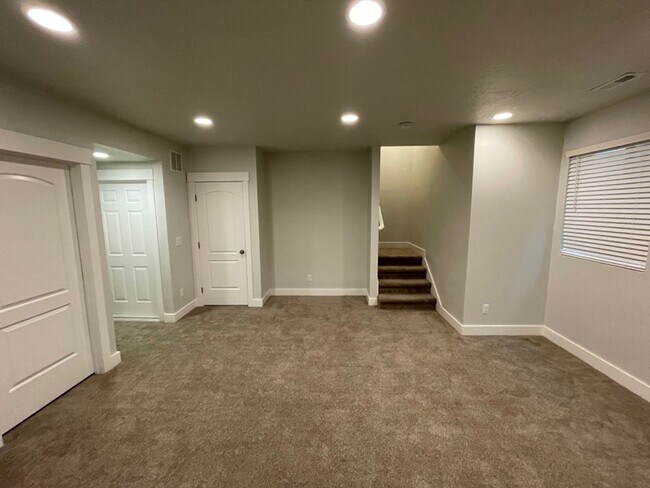 Building Photo - 3807 E Cunninghill Dr
