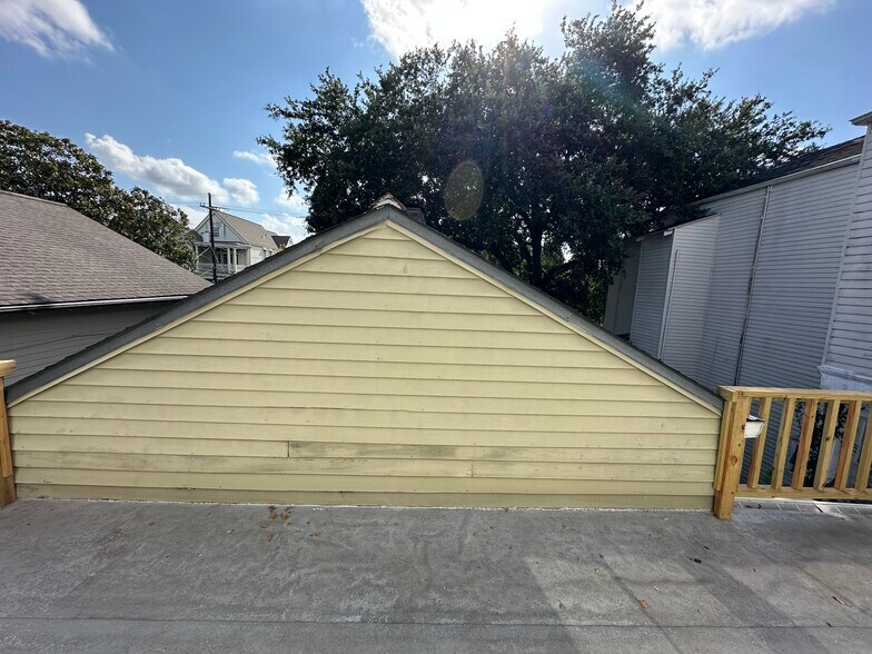 Building Photo - 1204 Marengo St