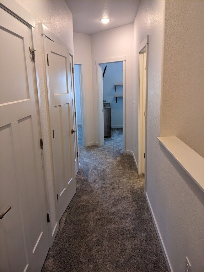 Building Photo - 3 Bed Luxury End Unit Townhome backs to Na...
