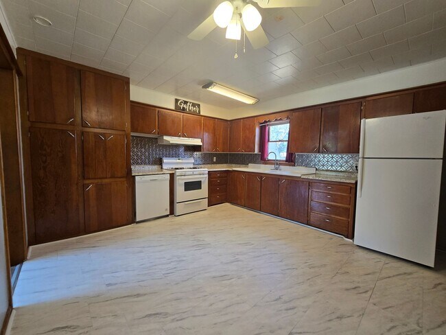 Building Photo - 3 bed 1 bath in Tecumseh!