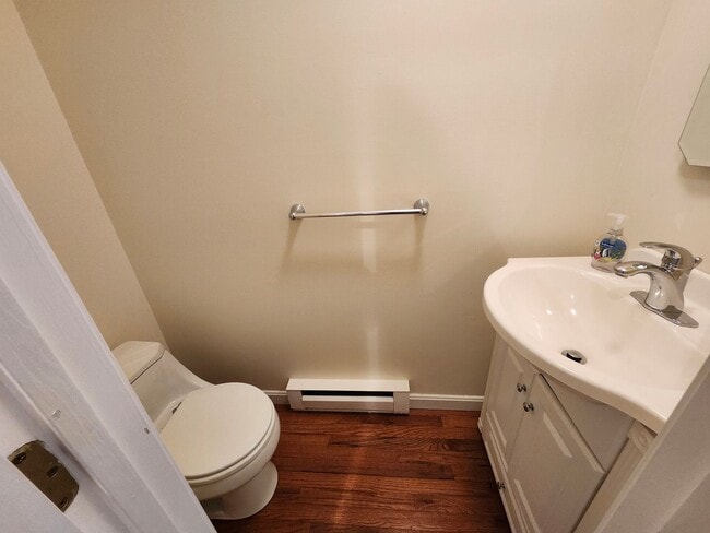 Building Photo - Newton Manor 3 Bedroom Townhome