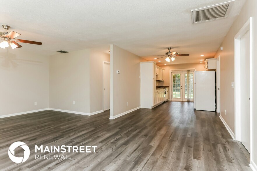 Building Photo - 5688 SE Pine Ave