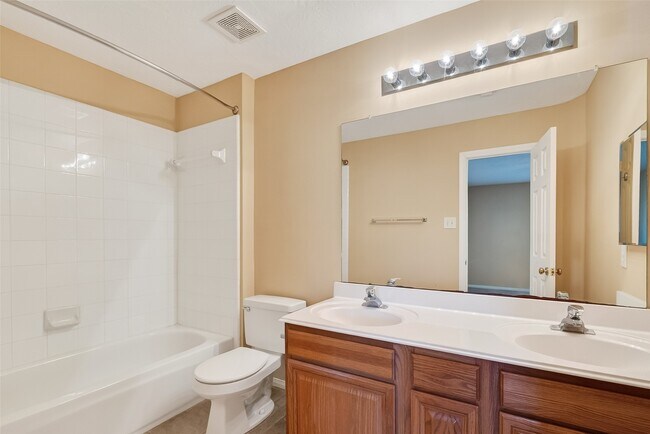 Building Photo - 910 Norfolk Dr