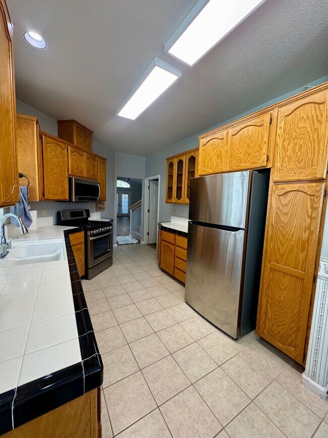 Building Photo - Spacious 2 Bed, 2.5 Bath Home with Loft, Vaulted Ceilings & Private Yard