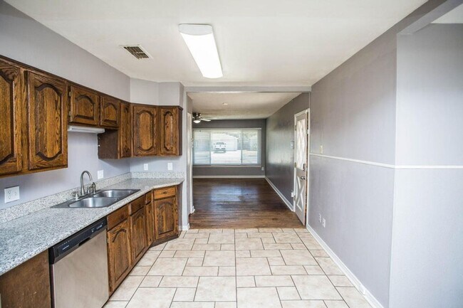 Building Photo - Available Now or for Summer 2025 PreLease!