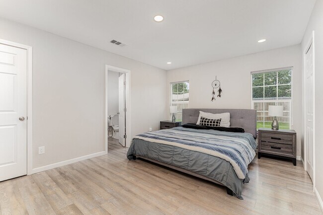 Building Photo - 1700 Delaford Cir