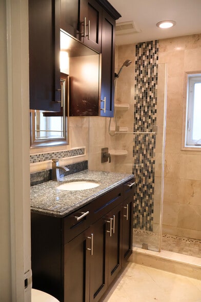 3rd floor bathroom with lots of storage - 31 Towers St