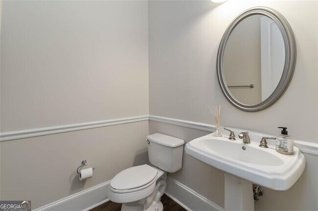 Building Photo - 5460 Glenridge View NE