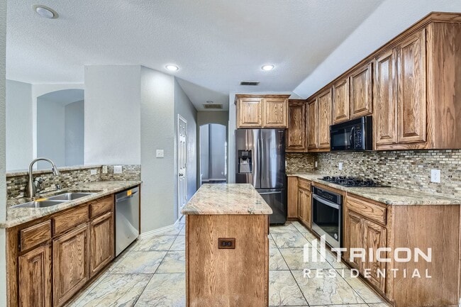 Building Photo - 2785 Greenway Dr