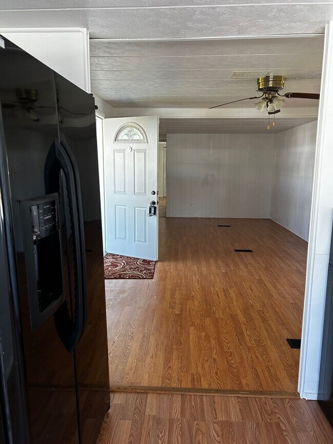 Building Photo - 2 Bedroom Home with a den - Loads of ameni...
