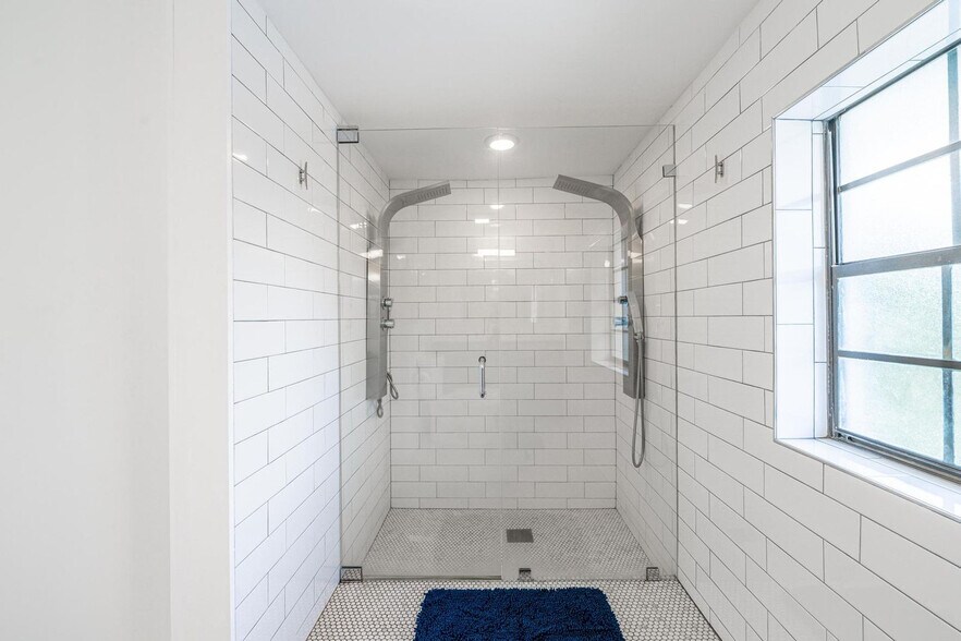 Building Photo - 809 SW 14th Ct