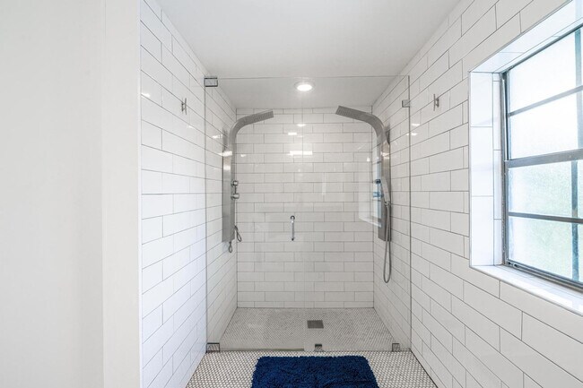 Building Photo - 809 SW 14th Ct