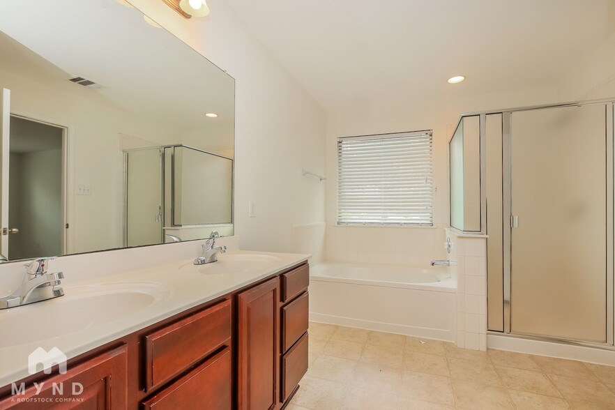 Building Photo - 940 Water Hyacinth Loop