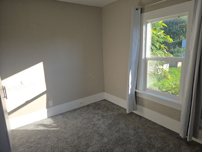 Building Photo - 3-bedroom pet-friendly South-Eureka home f...