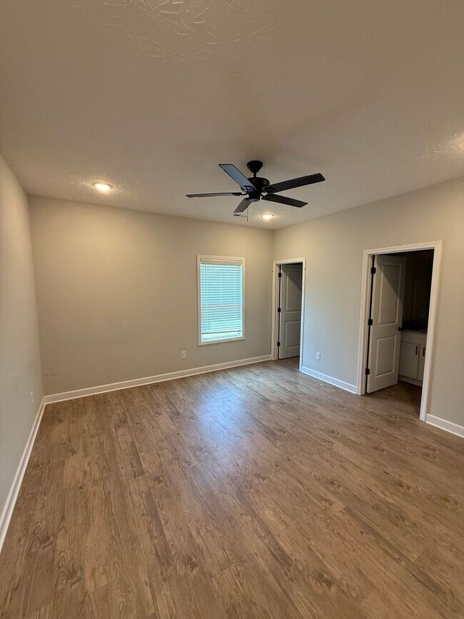 Building Photo - 2 Bed/2.5 Bath Townhome with Garage (Trash Included)