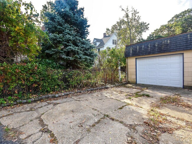 Building Photo - 27 Summit Ave