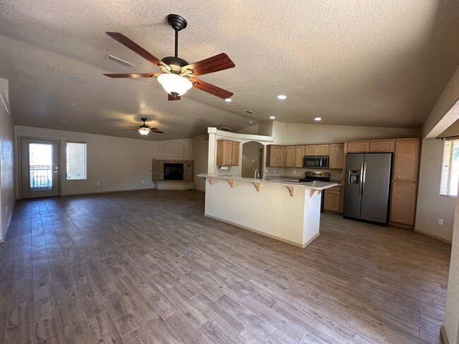 Building Photo - Beautiful 3 bedroom, 3 garage home in Chap...