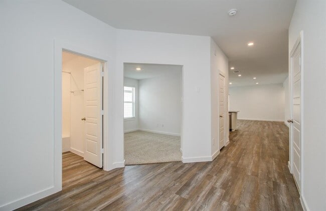 Building Photo - 8707 Shumard Oak Dr