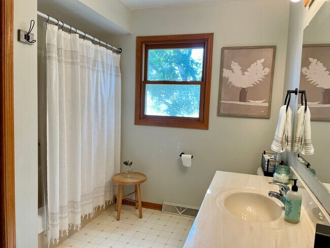 Building Photo - 4202 Lake St