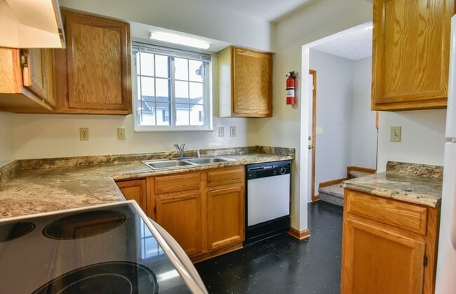 Building Photo - 4 bedroom 2 bath
