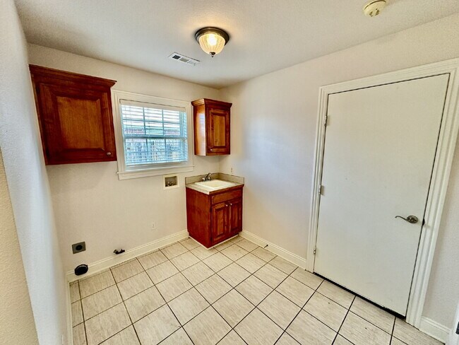 Building Photo - 602 SE Cambridge Pl