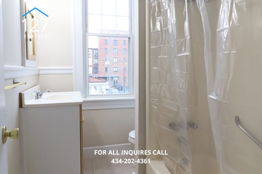 Building Photo - Spacious 3BR Apartment with Central Air, Off-Street Parking & Minutes to Downtown Lynchburg