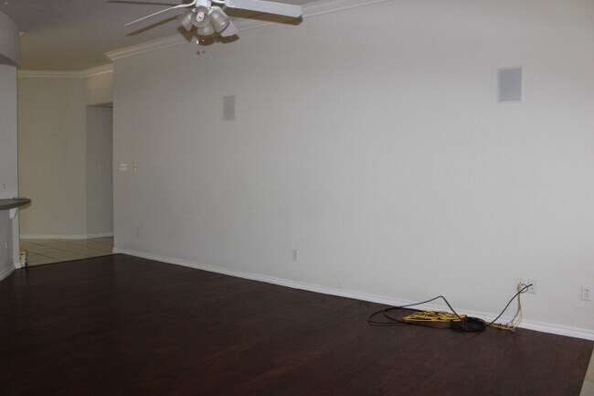 Building Photo - Great West side home located close to shop...