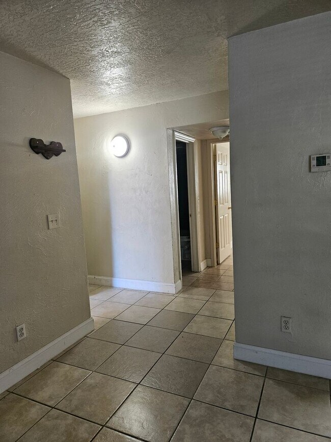 Building Photo - 1 BEDROOM 1 BATH NEWLY RENOVATED CONDO