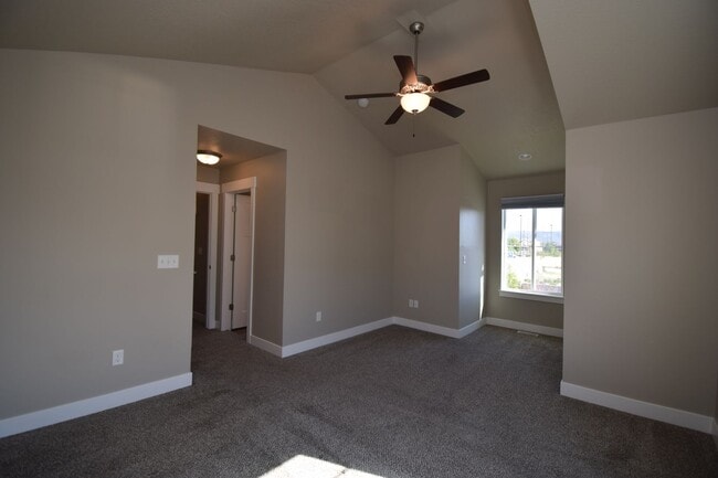 Building Photo - Charming 4 bed Sandy Home, with HOA in Fantastic Location!!!