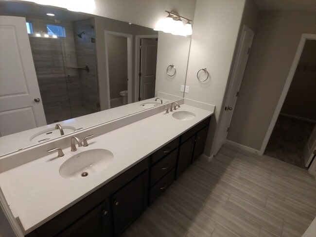 Building Photo - Gorgeous 4 Bed 3.5 Bath in Fantastic Location