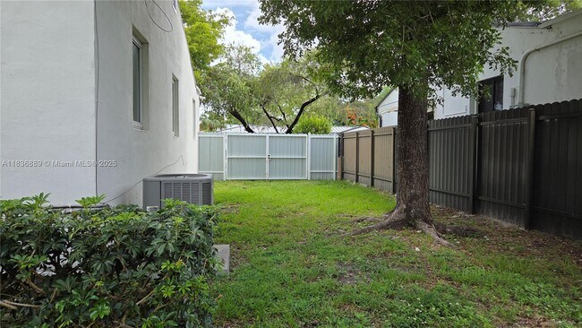 Building Photo - 2462 SW 20th St