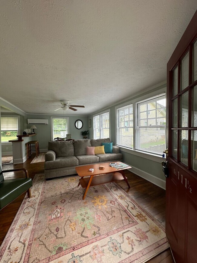 Building Photo - One Bedroom Garage Apartment in 5 Points!!