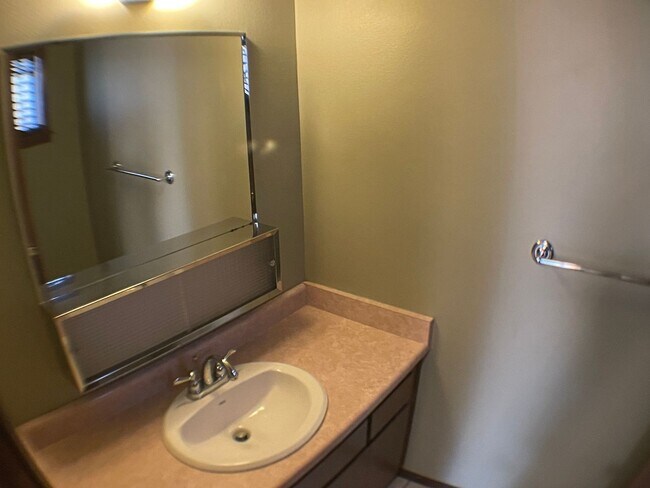 Building Photo - Super End unit Townhouse!!