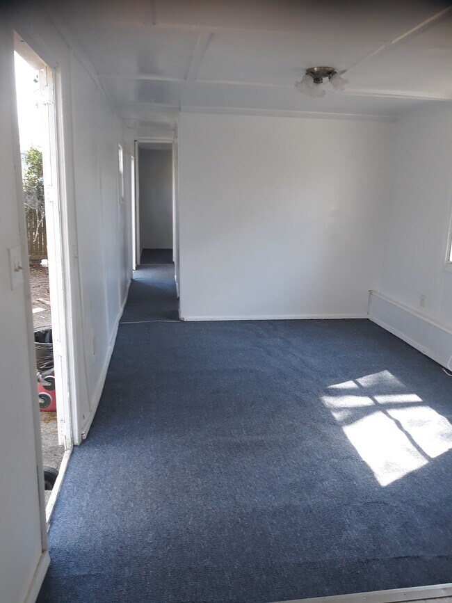Building Photo - 5355 New Kings Rd