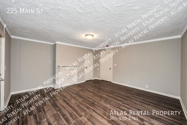 Building Photo - 225 Main St