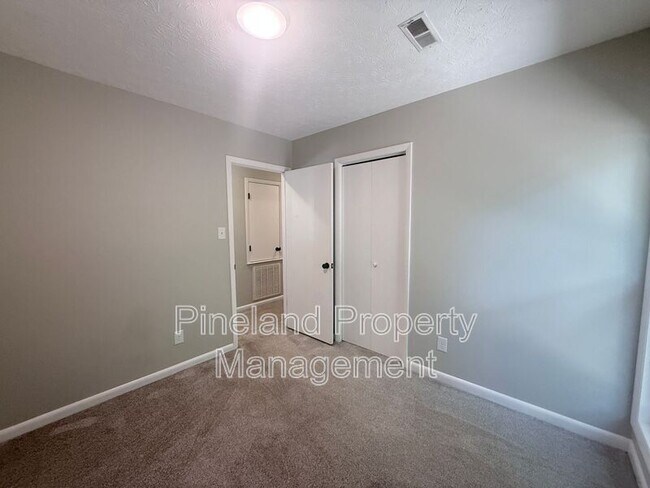 Building Photo - 890 Bridgette St