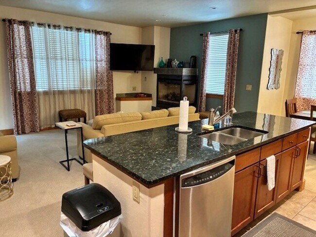 Building Photo - Summer Seasonal Rental - The Cache at Union Creek #3-101