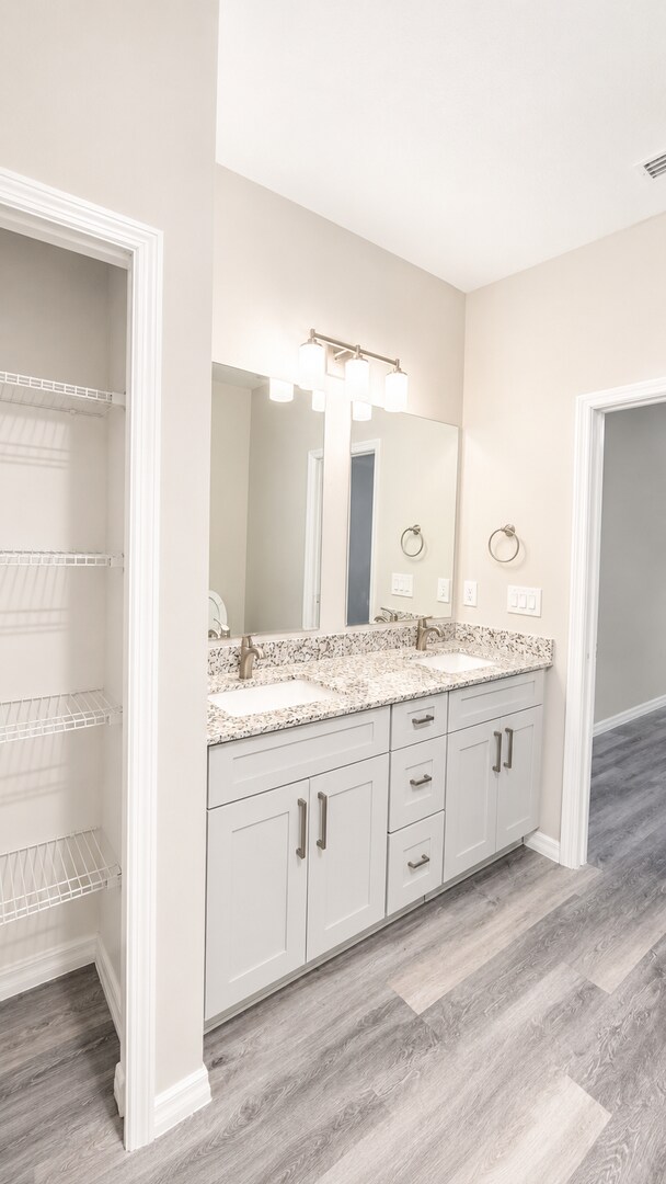 Building Photo - Hidden Gem! Beautiful 3/2 Duplex